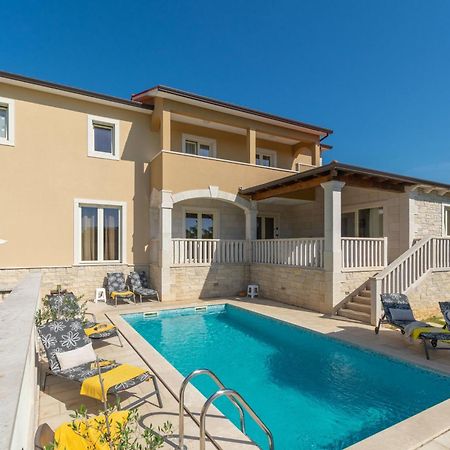 Villa Mit Eingezaeuntem Garten Und Panoramablick Tinjan Dış mekan fotoğraf