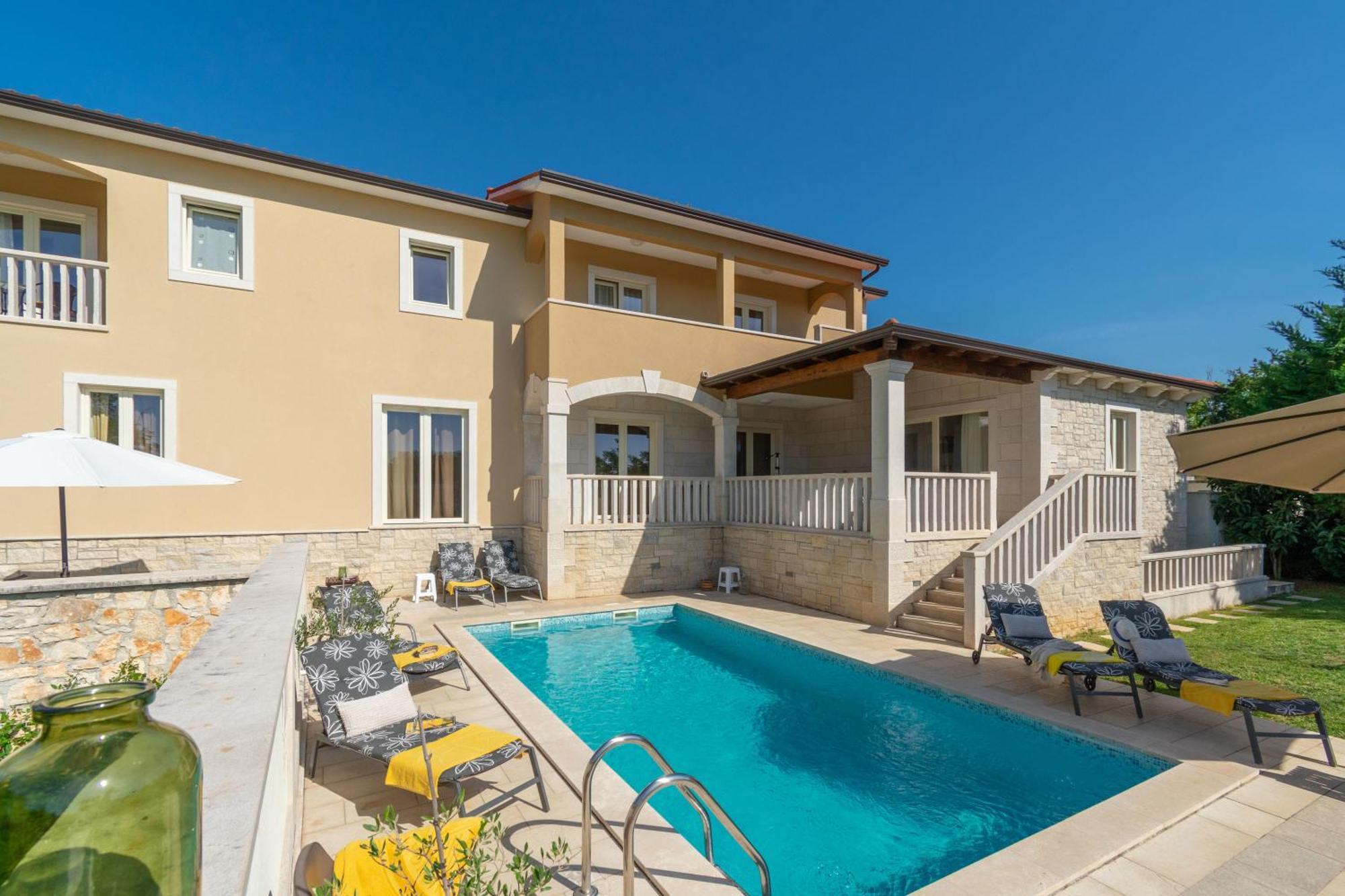 Villa Mit Eingezaeuntem Garten Und Panoramablick Tinjan Dış mekan fotoğraf