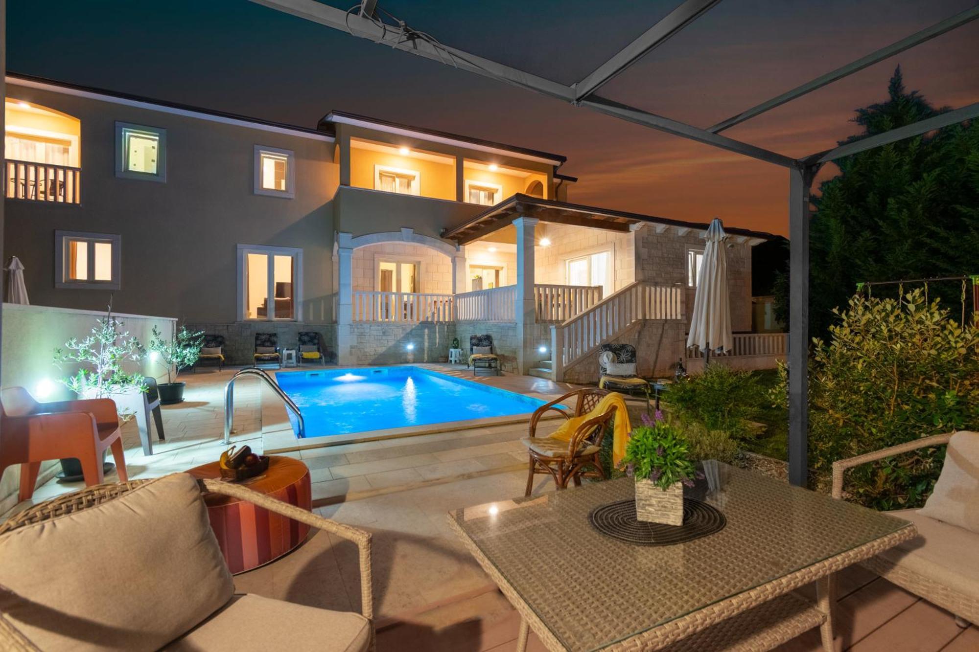 Villa Mit Eingezaeuntem Garten Und Panoramablick Tinjan Dış mekan fotoğraf