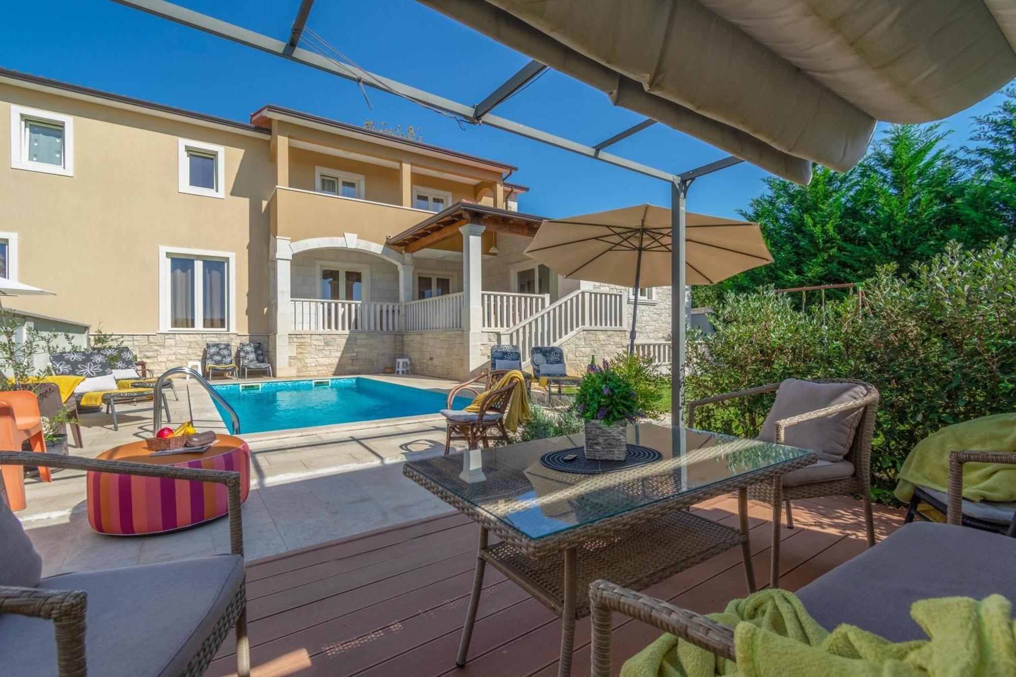 Villa Mit Eingezaeuntem Garten Und Panoramablick Tinjan Dış mekan fotoğraf