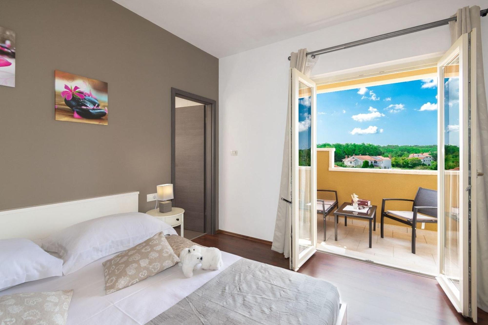 Villa Mit Eingezaeuntem Garten Und Panoramablick Tinjan Dış mekan fotoğraf