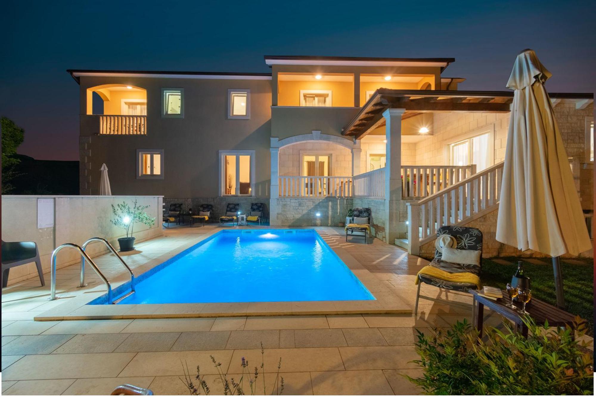 Villa Mit Eingezaeuntem Garten Und Panoramablick Tinjan Dış mekan fotoğraf