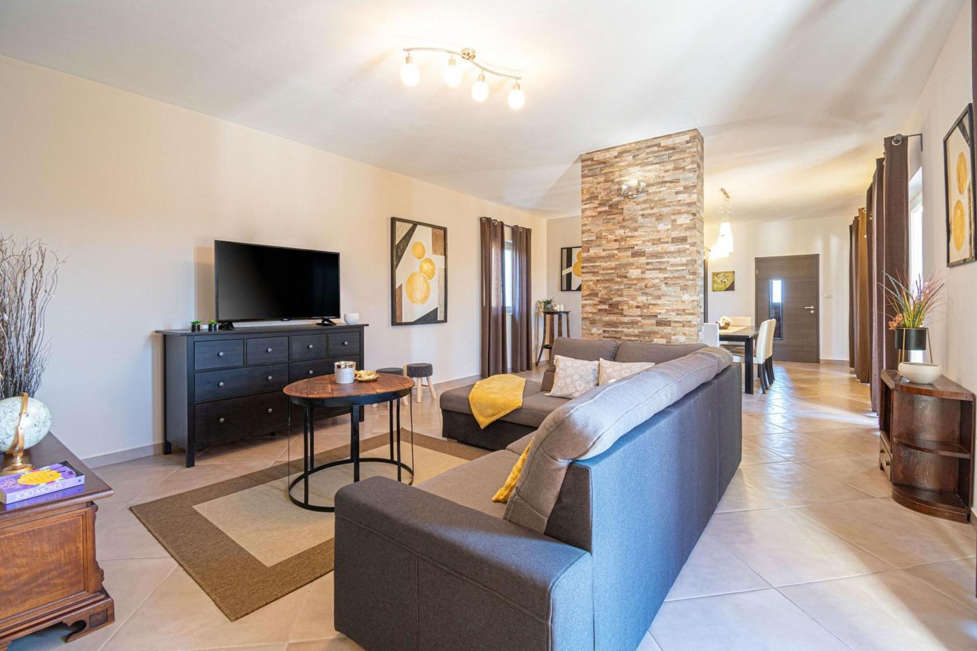 Villa Mit Eingezaeuntem Garten Und Panoramablick Tinjan Dış mekan fotoğraf