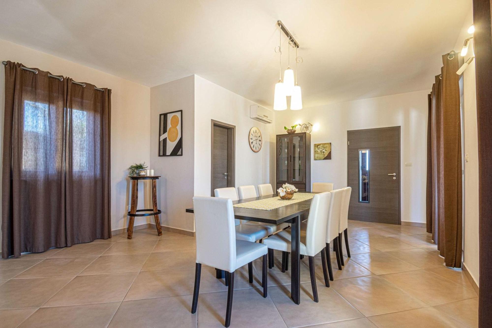 Villa Mit Eingezaeuntem Garten Und Panoramablick Tinjan Dış mekan fotoğraf