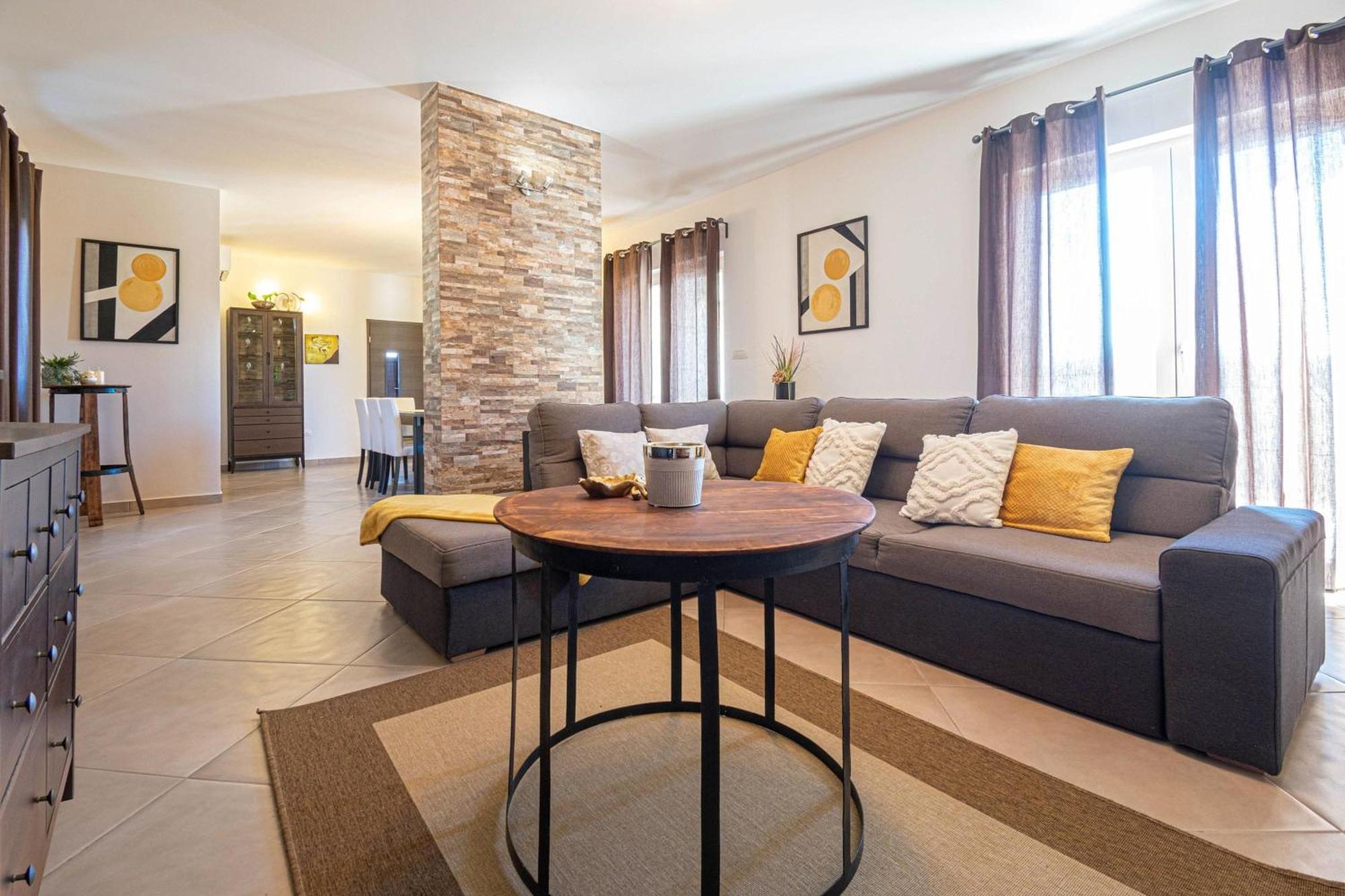 Villa Mit Eingezaeuntem Garten Und Panoramablick Tinjan Dış mekan fotoğraf