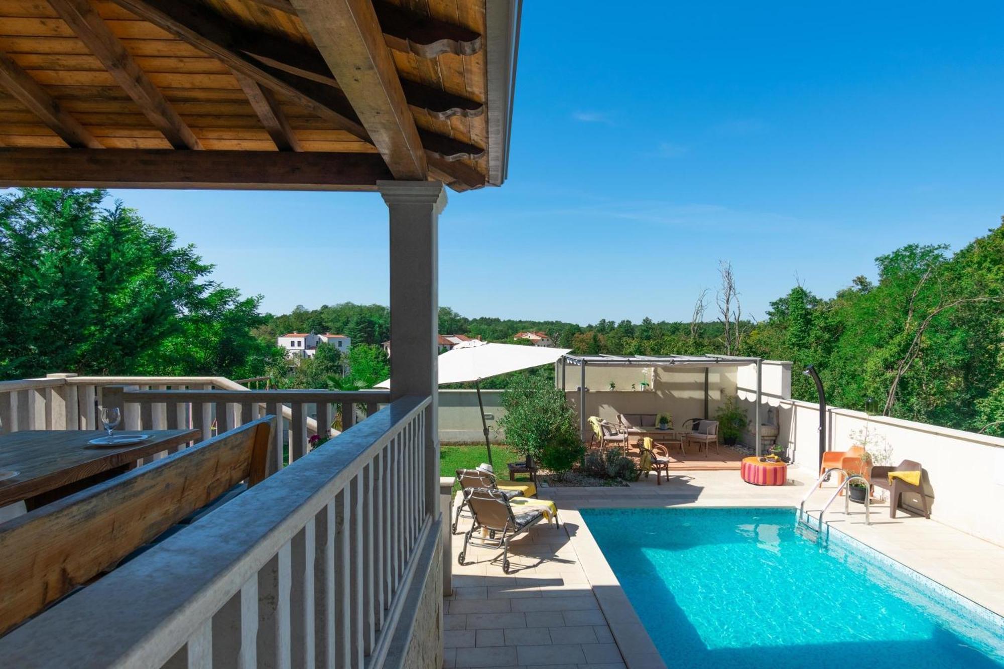 Villa Mit Eingezaeuntem Garten Und Panoramablick Tinjan Dış mekan fotoğraf