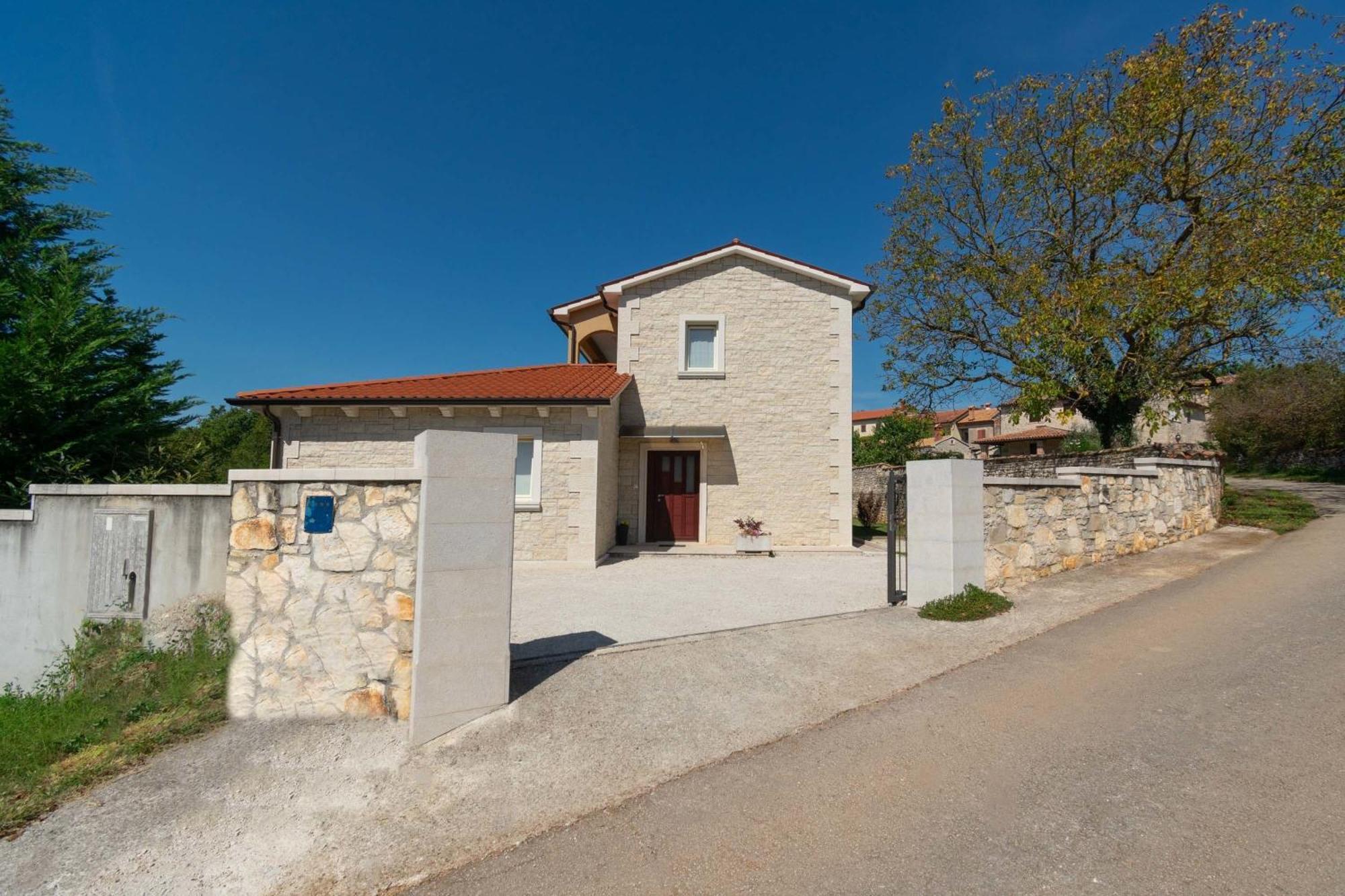 Villa Mit Eingezaeuntem Garten Und Panoramablick Tinjan Dış mekan fotoğraf